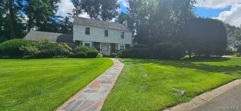 10 Meadow Woods Rd, North Hempstead, NY 11020