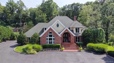 589 Caledonia Rd, Dix Hills, NY 11746