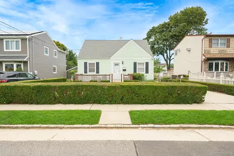 65 5th St, North Hempstead, NY 11040