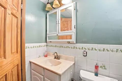 Bath - 26 Monroe Dr, Poughkeepsie, NY 12601 photo 3 of 3