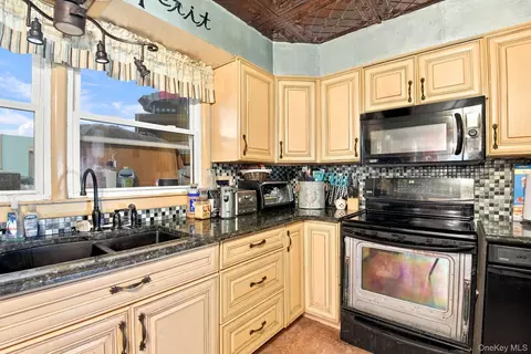 Kitchen - 26 Monroe Dr, Poughkeepsie, NY 12601 photo 5 of 5