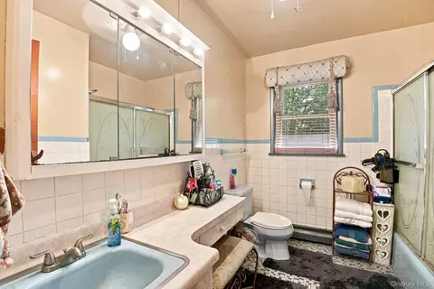 Bath - 26 Monroe Dr, Poughkeepsie, NY 12601 photo 1 of 3