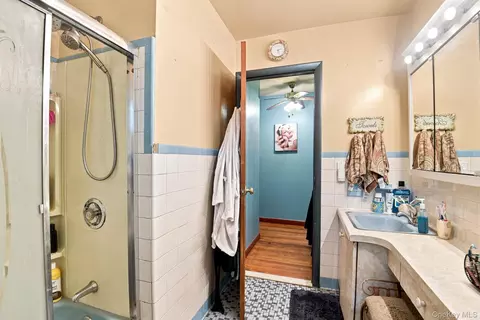 Bath - 26 Monroe Dr, Poughkeepsie, NY 12601 photo 2 of 3