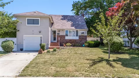 15 Ford Dr W, Massapequa, NY 11758