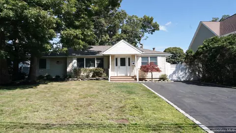 15 Marianna Pl, East Islip, NY 11730