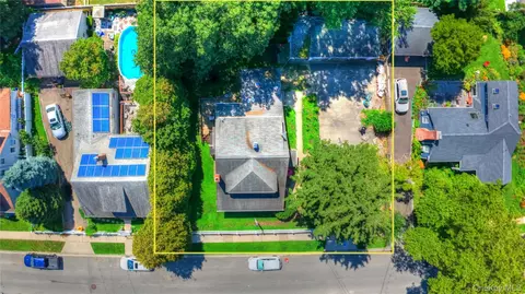 81 Notre Dame Ave, Oyster Bay, NY 11801