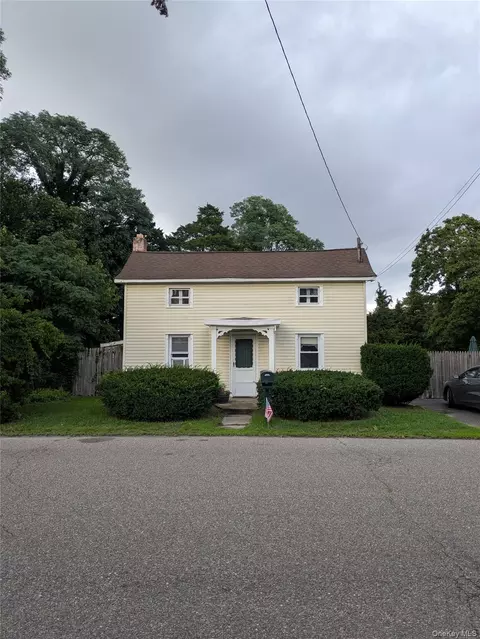 1315 Coates Ave, Holbrook, NY 11741