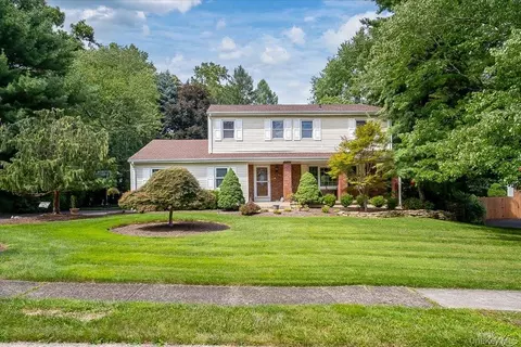 22 Concord Dr, Clarkstown, NY 10956