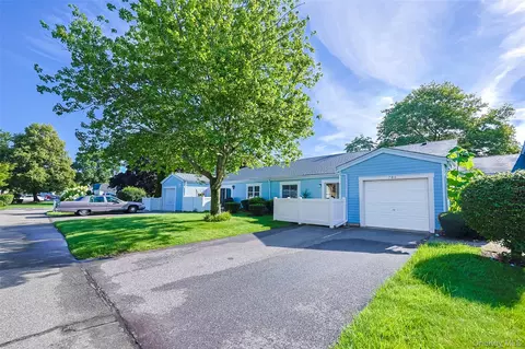708 W Cabot Ct #708, Saint James, NY 11780