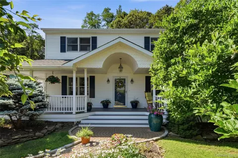 8 Harrison Ave, Setauket, NY 11733