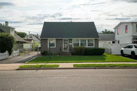 124 Wilfred Blvd, Hicksville, NY 11801