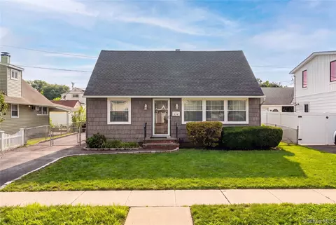 124 Wilfred Blvd, Hicksville, NY 11801