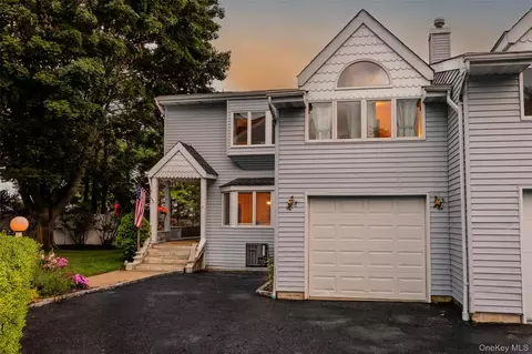 2 Windsor Ct, Amityville, NY 11701