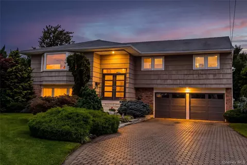 31 Lake Ct, Massapequa, NY 11758