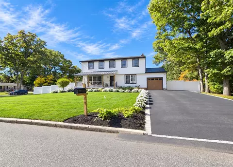 29 Rolling Hills Dr, Ridge, NY 11961