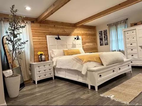 Bedroom - 29 Rolling Hills Dr, Ridge, NY 11961 photo 2 of 4