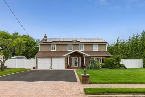 19 Clearwater Ln, West Islip, NY 11795
