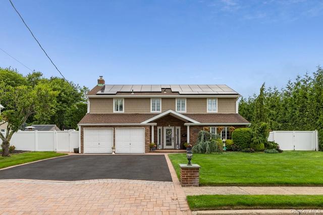 19 Clearwater Ln, West Islip, NY 11795