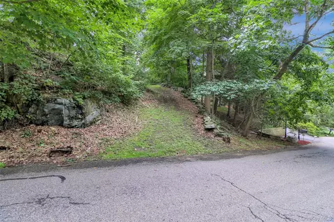 1 Pamela Pl, New Castle, NY 10546
