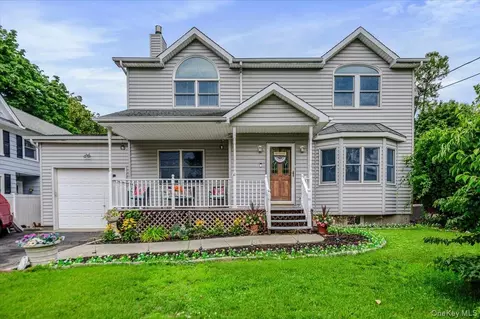 13 Meadow Ln, Bayville, NY 11709