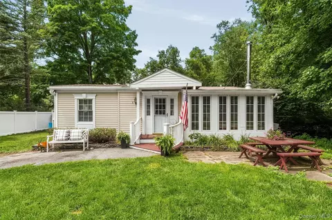 7 Locust Dr, Greenwood Lake, NY 10925