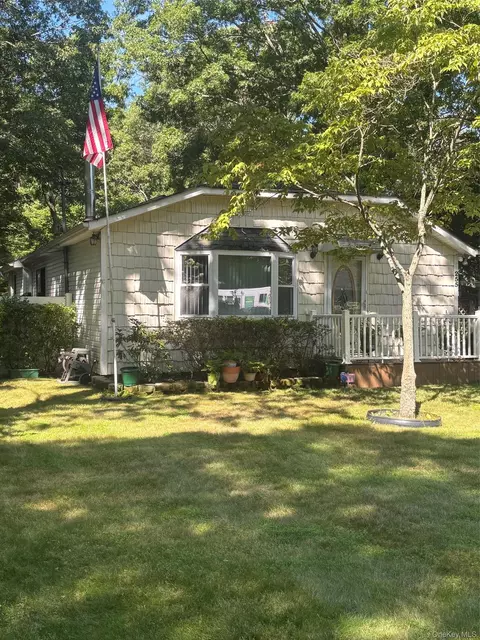 255 Auborn Ave, Shirley, NY 11967