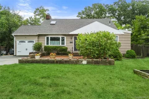 31 Eastwood Dr, North Babylon, NY 11703