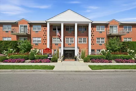 250 N Village Ave #B2, Rockville Centre, NY 11570