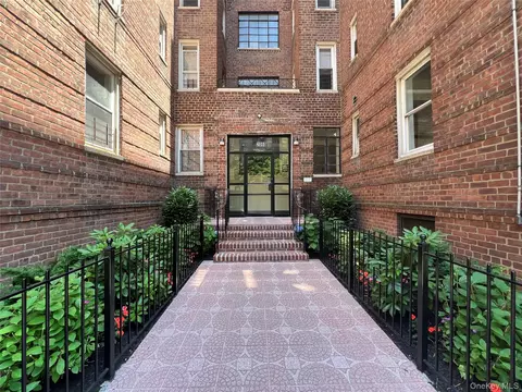 2080 Barnes Ave #5B, New York, NY 10462