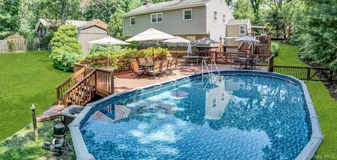 29 Columbine Ave N, Hampton Bays, NY 11946