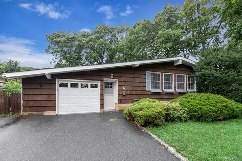 34 Crestwood Ln, Islip, NY 11779