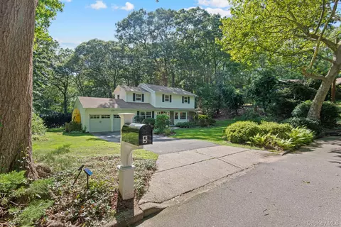 5 Harbor Ct, Centerport, NY 11721