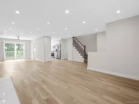 10 W Terrace Rd, North Hempstead, NY 11021