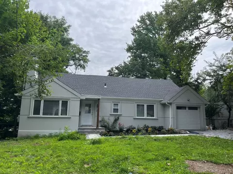 10 W Terrace Rd, North Hempstead, NY 11021