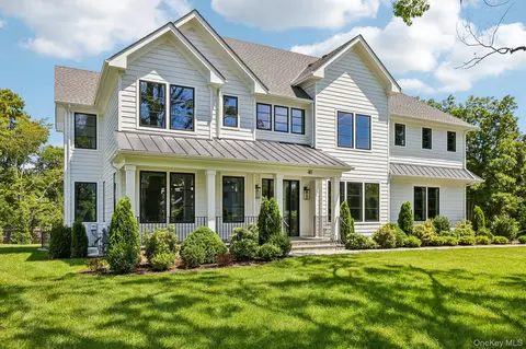 41 Potters Ln, New Rochelle, NY 10805
