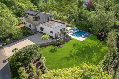 29 Monroe Dr, Montauk, NY 11954