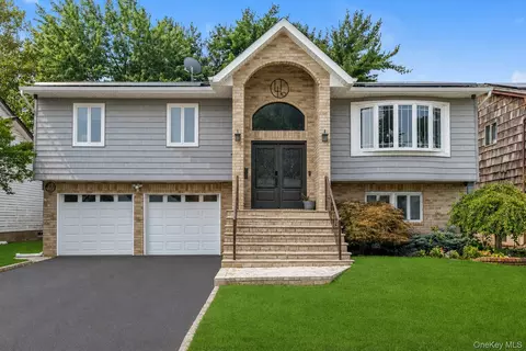 46 Valley Ln E, Valley Stream, NY 11581