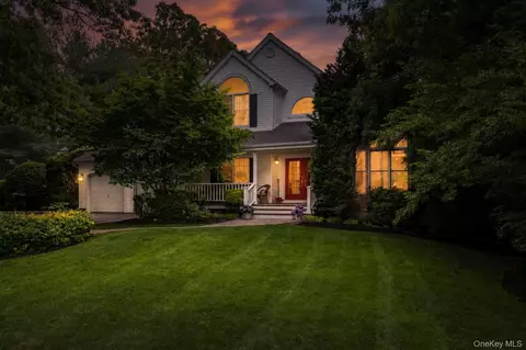 1 Fox Hollow Ct, Dix Hills, NY 11746