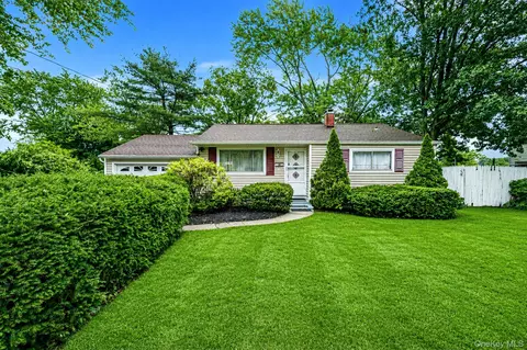 2715 Falcon Ave, Medford, NY 11763