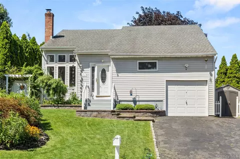 172 11th Ave, Holtsville, NY 11742