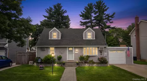 20 Cornwall Ln, Hicksville, NY 11801