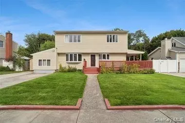 79 Elizabeth Dr, Bethpage, NY 11714