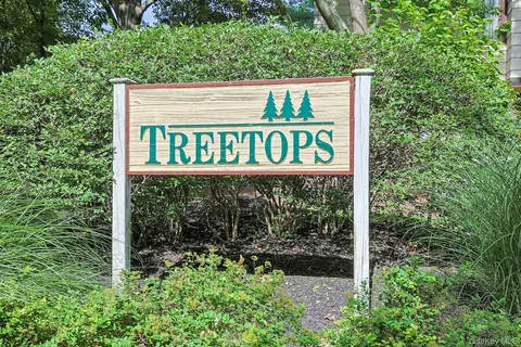 279 Treetop Cir, Clarkstown, NY 10954