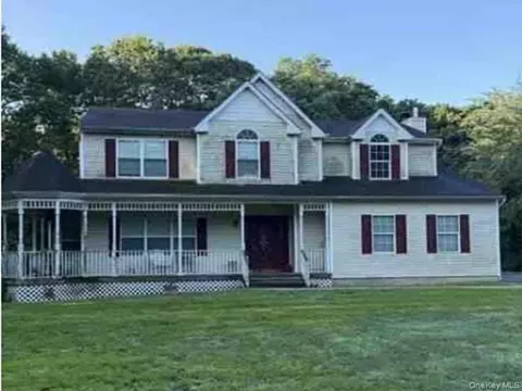 14 Cedar Grove Ter, Middle Island, NY 11953