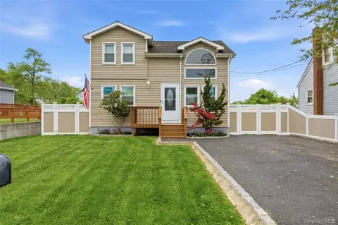 24 Peters Dr, Shirley, NY 11967
