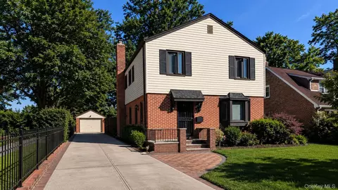 20962 Whitehall Ter, New York, NY 11427