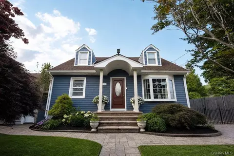 1061 Midland St, Uniondale, NY 11553