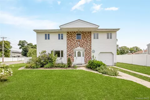 1 Autumn Ln, Amityville, NY 11701