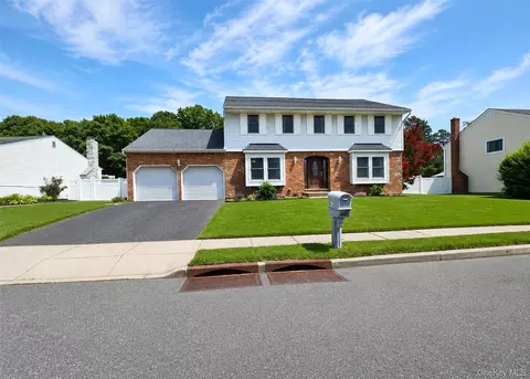73 Springmeadow Dr, Holbrook, NY 11741