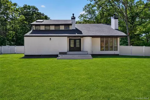 96 Chestnut St, Mount Sinai, NY 11766